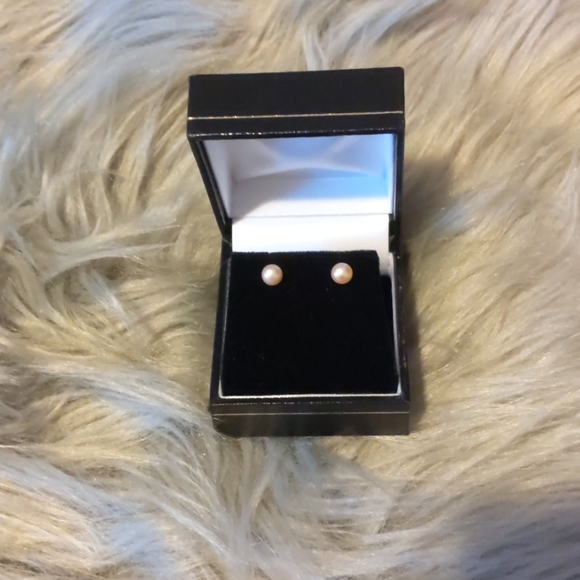 Jewelry - NWOT Pink Pearl Stud Earrings